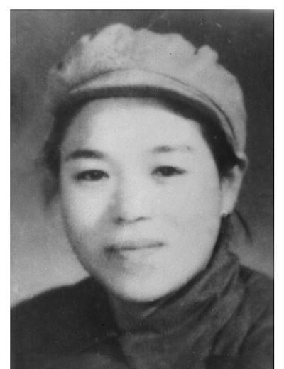 1945年日本战败以后，驻中国东北关东军陆军野战医院院长挥着军刀，用刀尖顶在护士