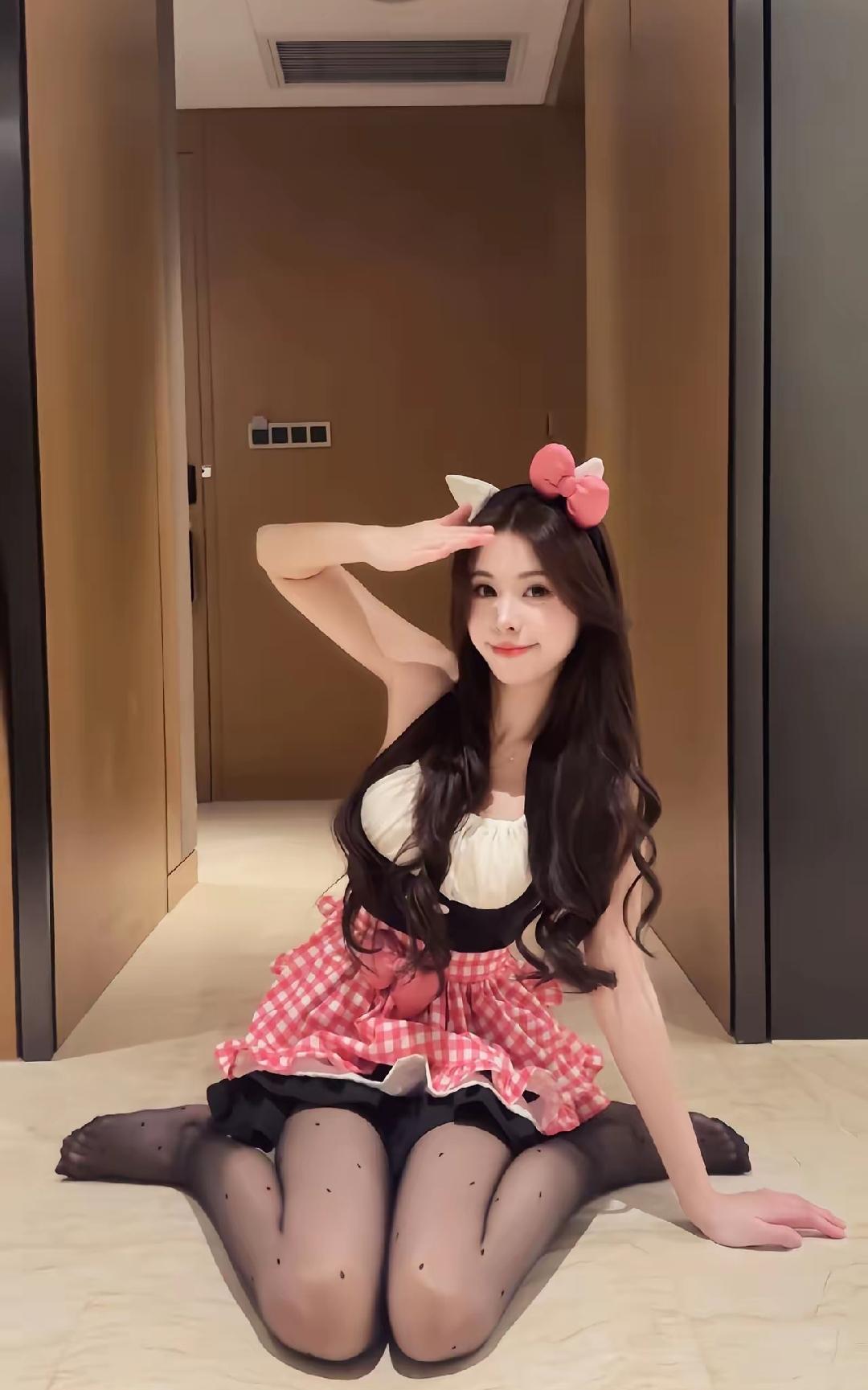 话少是非少，心宽烦恼消
情淡人自在，看淡乐逍遥
不是所有人，都值得你等
不是所有