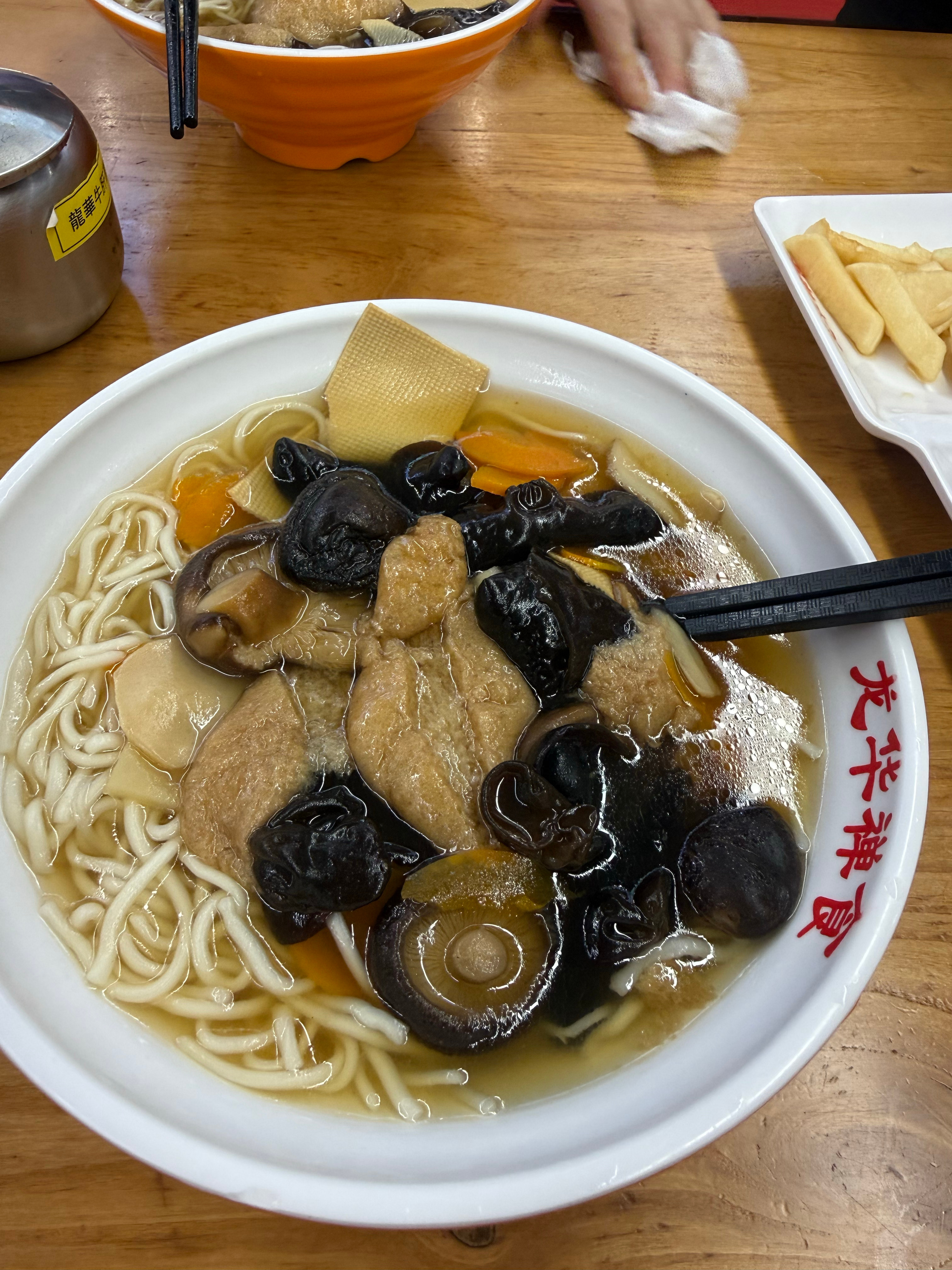 嘿嘿，给你们送龙华寺的护身符～超绝虔诚，和合伙人上午冒着雨就来龙华寺还愿拜拜了！