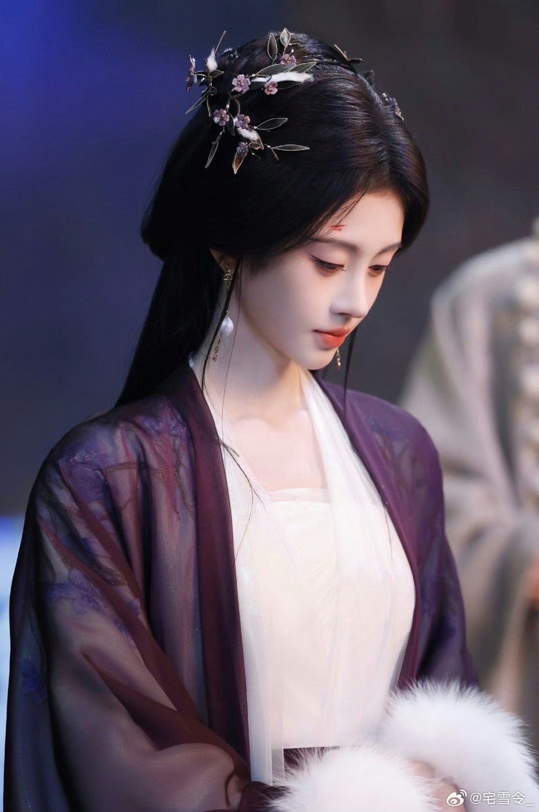 被鞠婧祎跳舞魅到了月鳞绮纪 鞠婧祎这段红衣舞绝了！身姿婀娜舞步利落，眼波流转间满