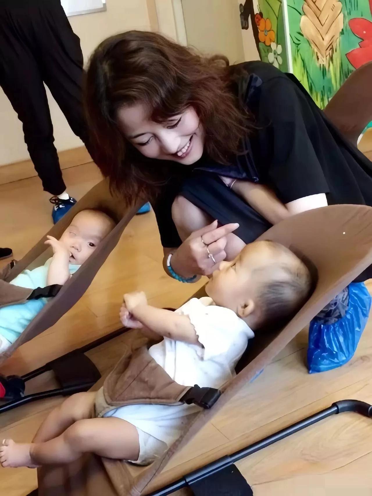 周海媚无法掩盖有多么喜欢小孩子，从她看着小孩子脸上洋溢的灿烂笑容就可以看出来。
