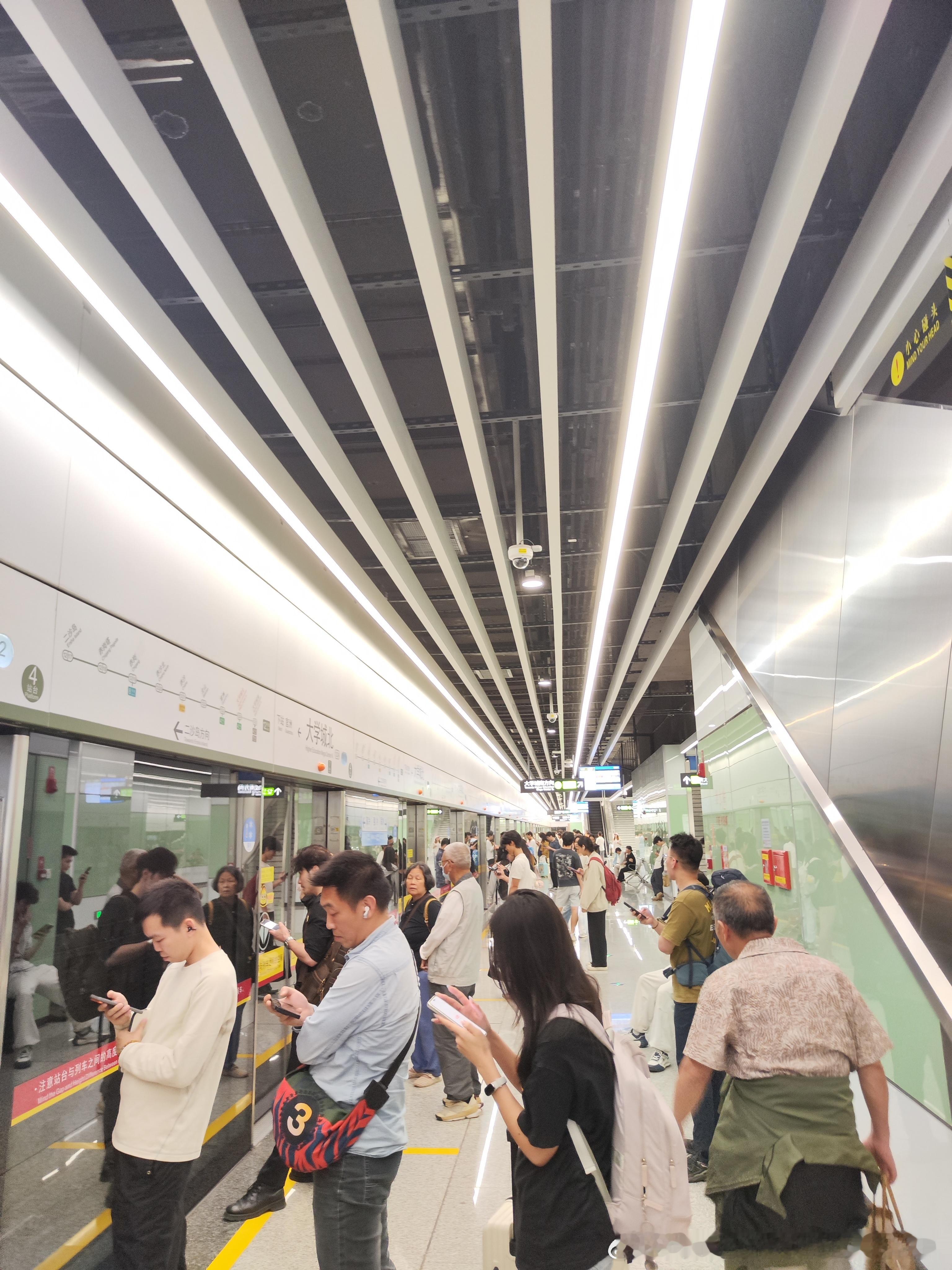 广州地铁 网友：2026.5.1，周五五一假期第一天 ，P1-2：18点20分，