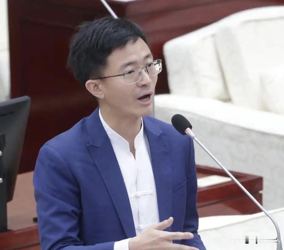 侯汉廷：大陆的海警船巡海，彻底收获了台湾民众的心，因为大家知道他们是真正保护台湾