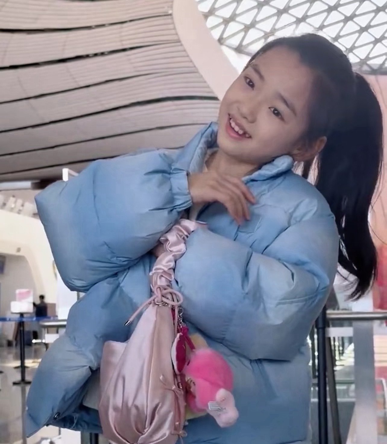 小酒窝穿了白鹿应援色小酒窝穿了白鹿应援色衣服去澳门参加尖叫之夜了，期待两人的同框