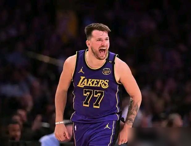 东契奇不打猛龙了 周五上午八点半，湖人客场对阵猛龙，湖人早早给出了该场比赛的伤病