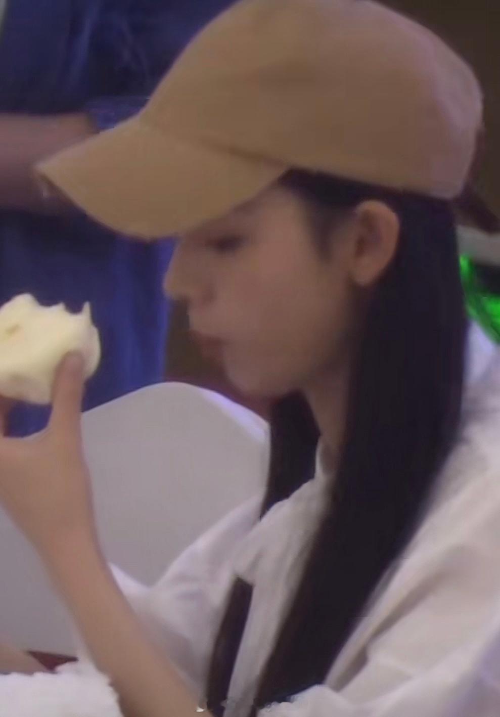 瑶台月下  杀青宴，别人到处应酬，她低头吃包子，能有什么坏心眼。 