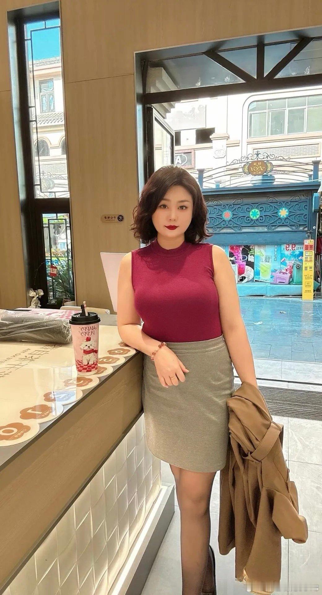 穿搭时尚穿搭今天穿什么ootd 酒红色无袖体恤搭配灰色制服短裙很有迷人韵味 