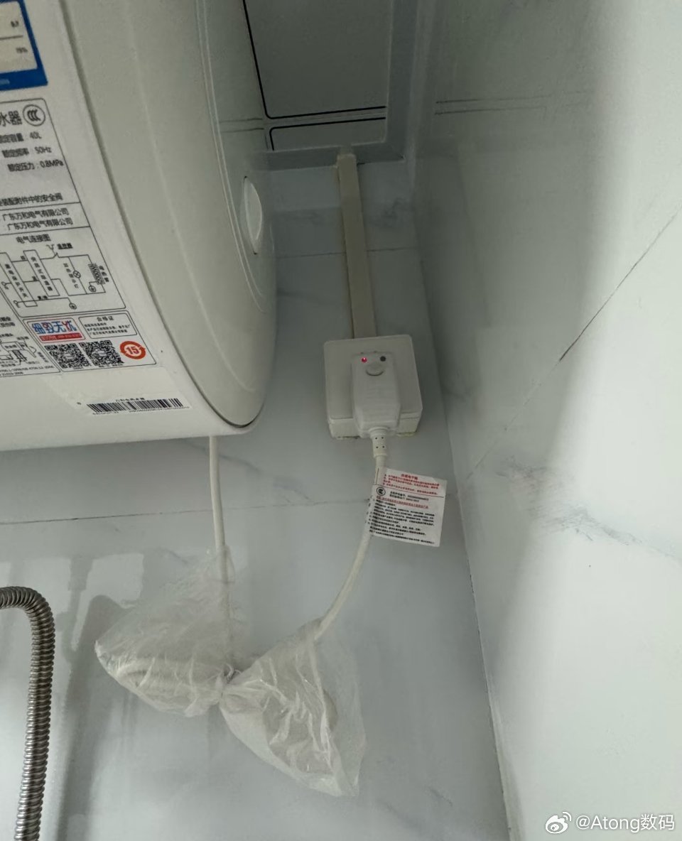 热水器爆炸女子全身95%皮肤重度烫伤之前有一次没断电用插座都烧黑了大家一定要记得