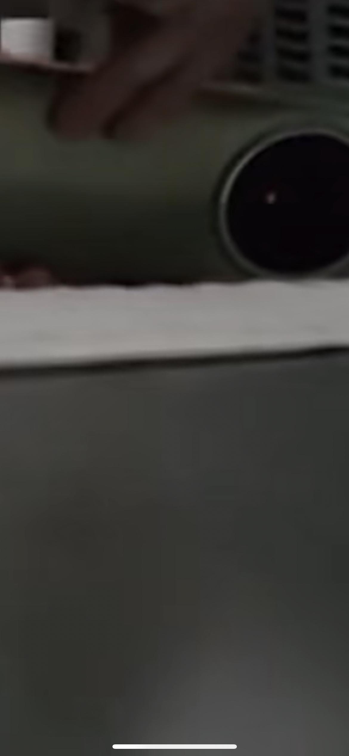 10月20日上海，男子在厕所两次偷拍女同事被抓现行，被堵后男子装得跟没事人一样。