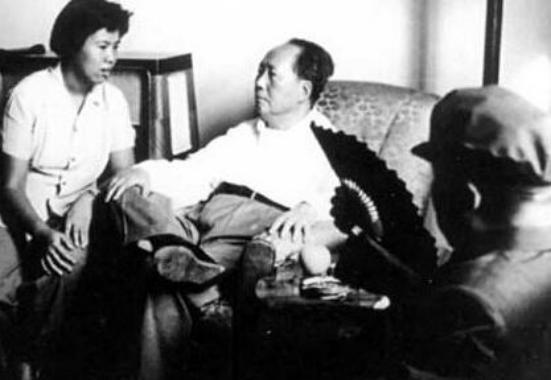 毛主席在苏联打牌时，卫士叶子龙忍不住抱怨：主席，您竟然也会耍赖啊！
1948年仲