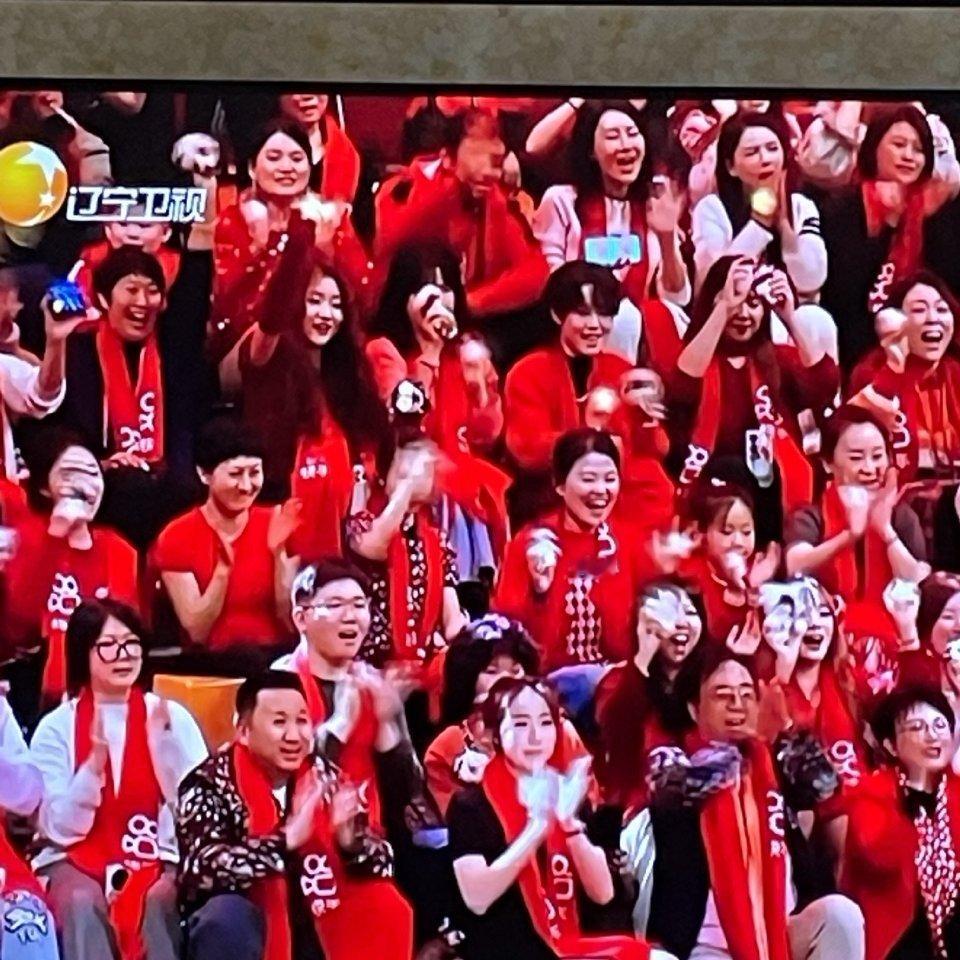 包贝尔一家 看提词器歌手唱歌还是眼睛不离提词器。观众欢呼也是录制几个镜头重复播放