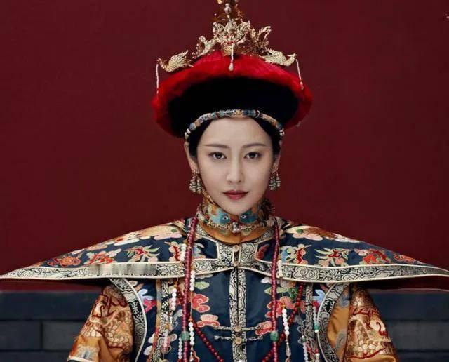 1765年，38岁高龄的令妃产子不久，乾隆前来探望。看着令妃丰满成熟的身体，乾隆