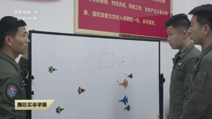 看不懂战术板上的双方对抗，中美战机各自互属，看不懂啥意思。是不是J20和F22弄