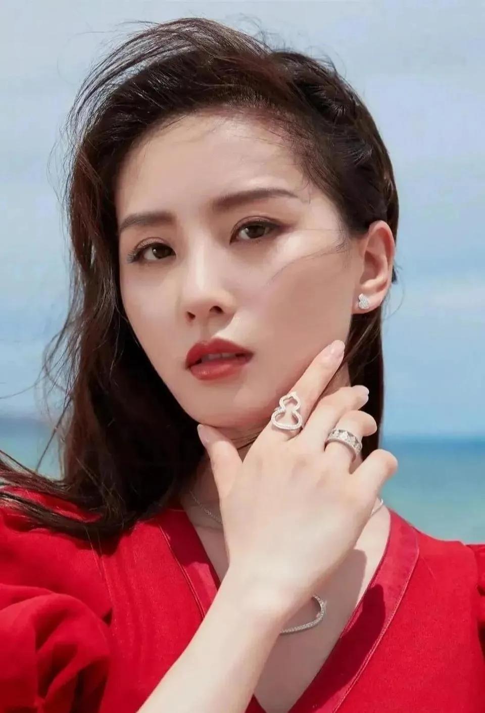 刘诗诗是一位备受赞誉的演员，她的出色表现和才华让她在银幕上脱颖而出。在她的事业中