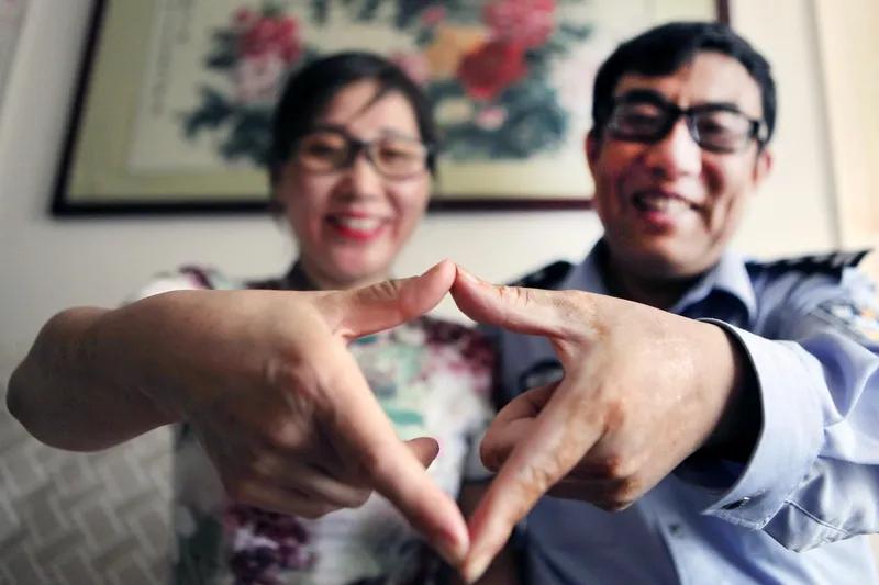 人当上领导后，都会变的。
特别要好的同事当上校长，
我还真心为他高兴了一阵子。