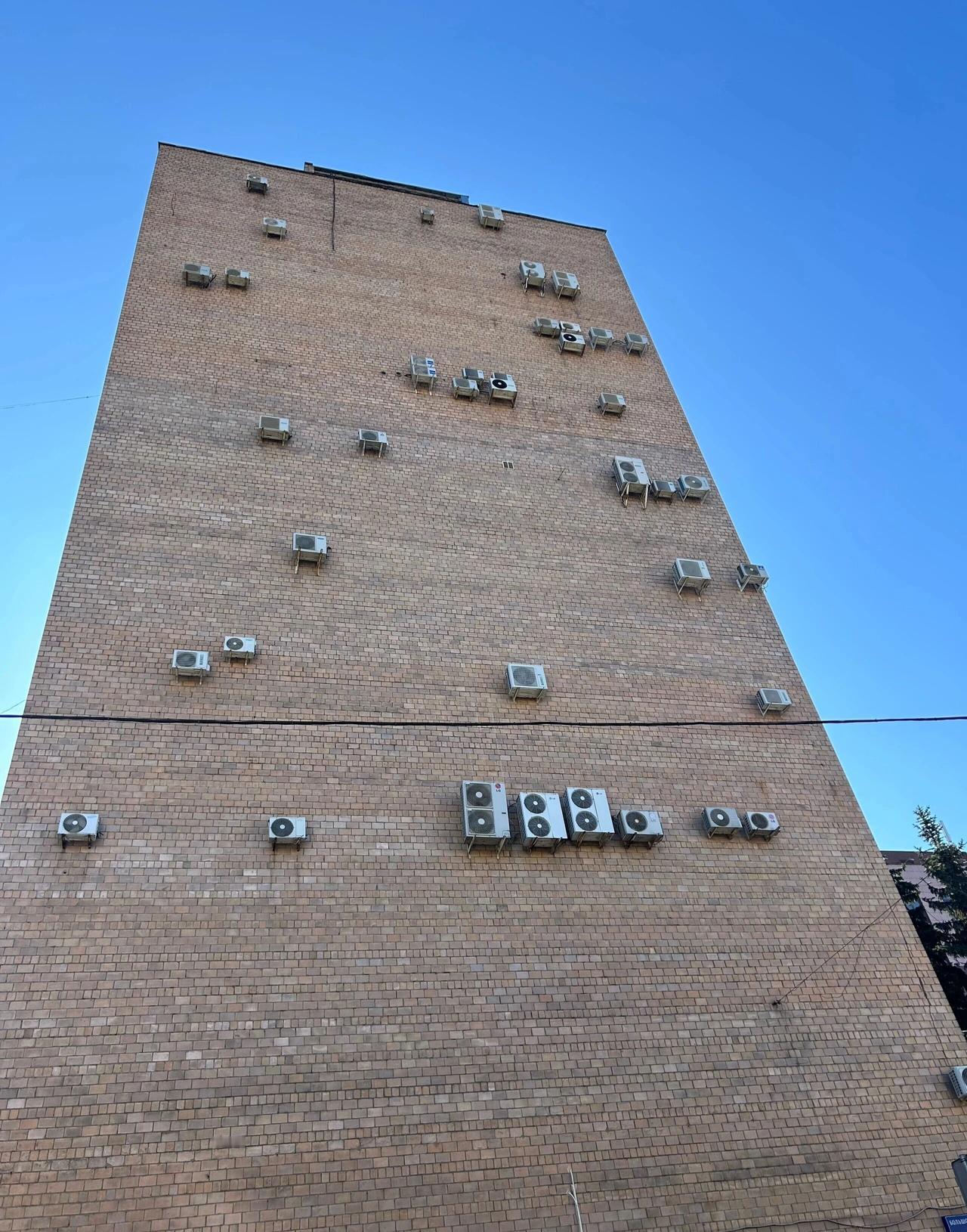 空调外机这么装，哪个天才想出来的
好奇怎么装上去的，居然没有一个支架，也没有一根