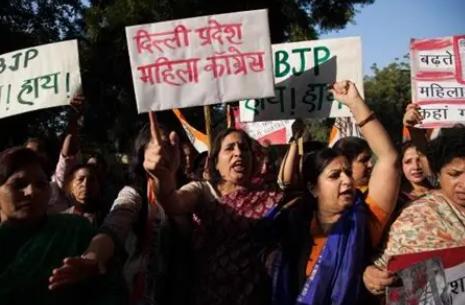 2004年，印度一个案子震惊全球。法庭上，众目睽睽下，一群女人割下一男子的生殖器