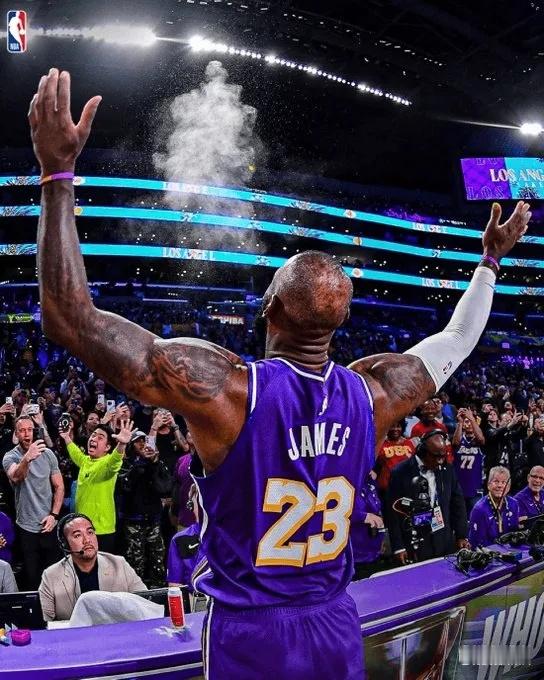 自詹姆斯回归后，湖人进攻火力猛增🔥• 场均得分从116.3分提升至127.6分