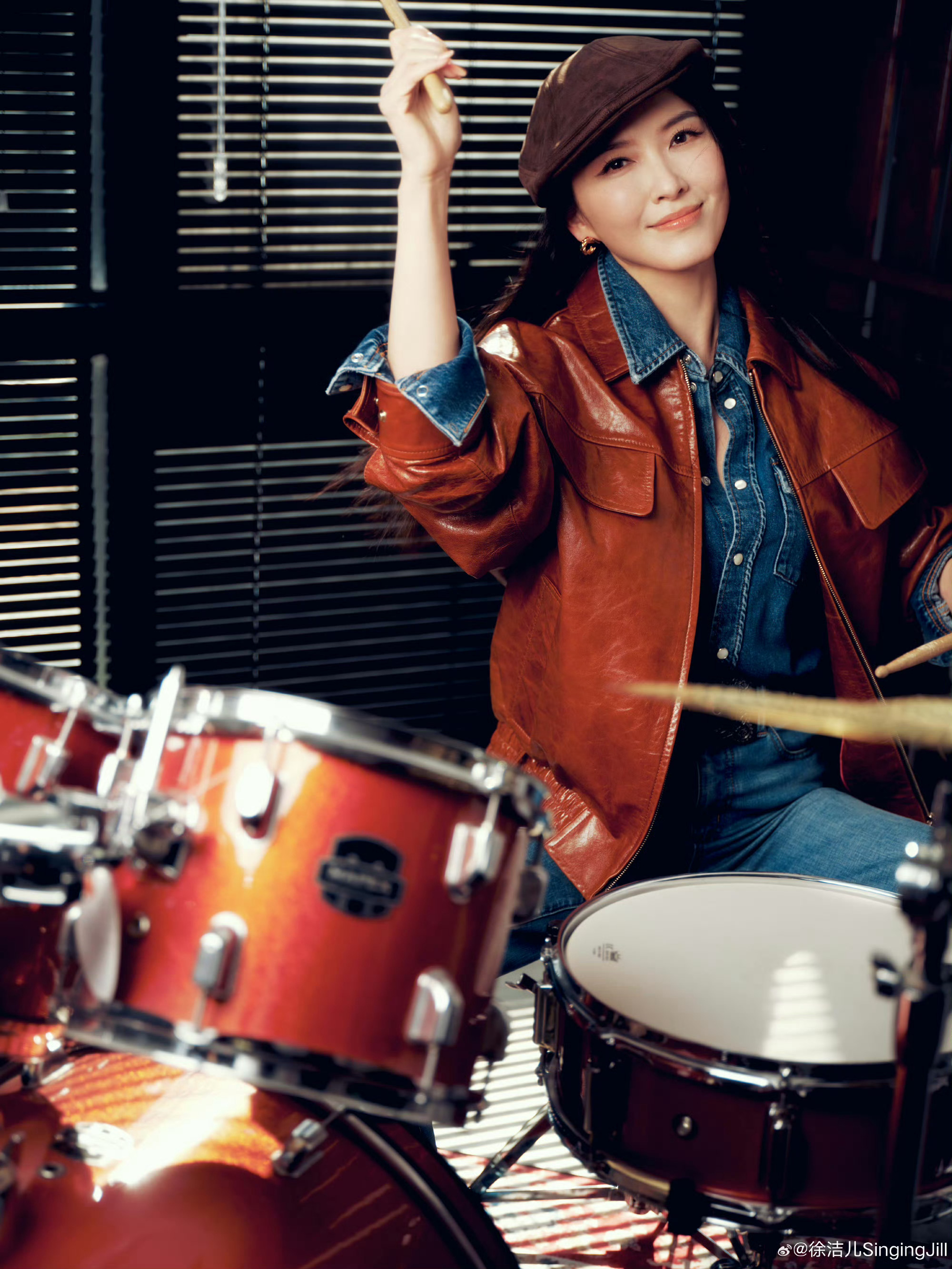 官宣加入浪姐阵营的演员 全新大片氛释出，美拉德色系外套搭配阔腿丹宁裤简洁干练，梦