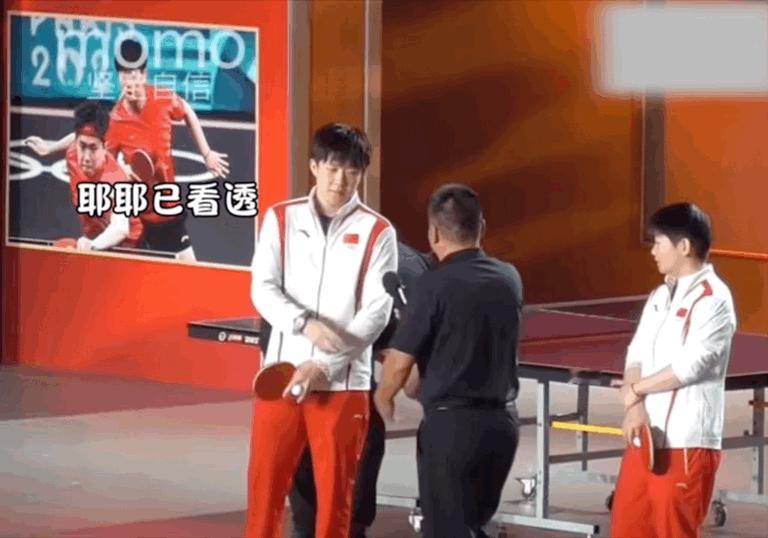 莎莎这孩子奖杯不想拿，话筒不想拿，啥都不想拿啊，就适合抡拍子球桌上干架！

莎莎