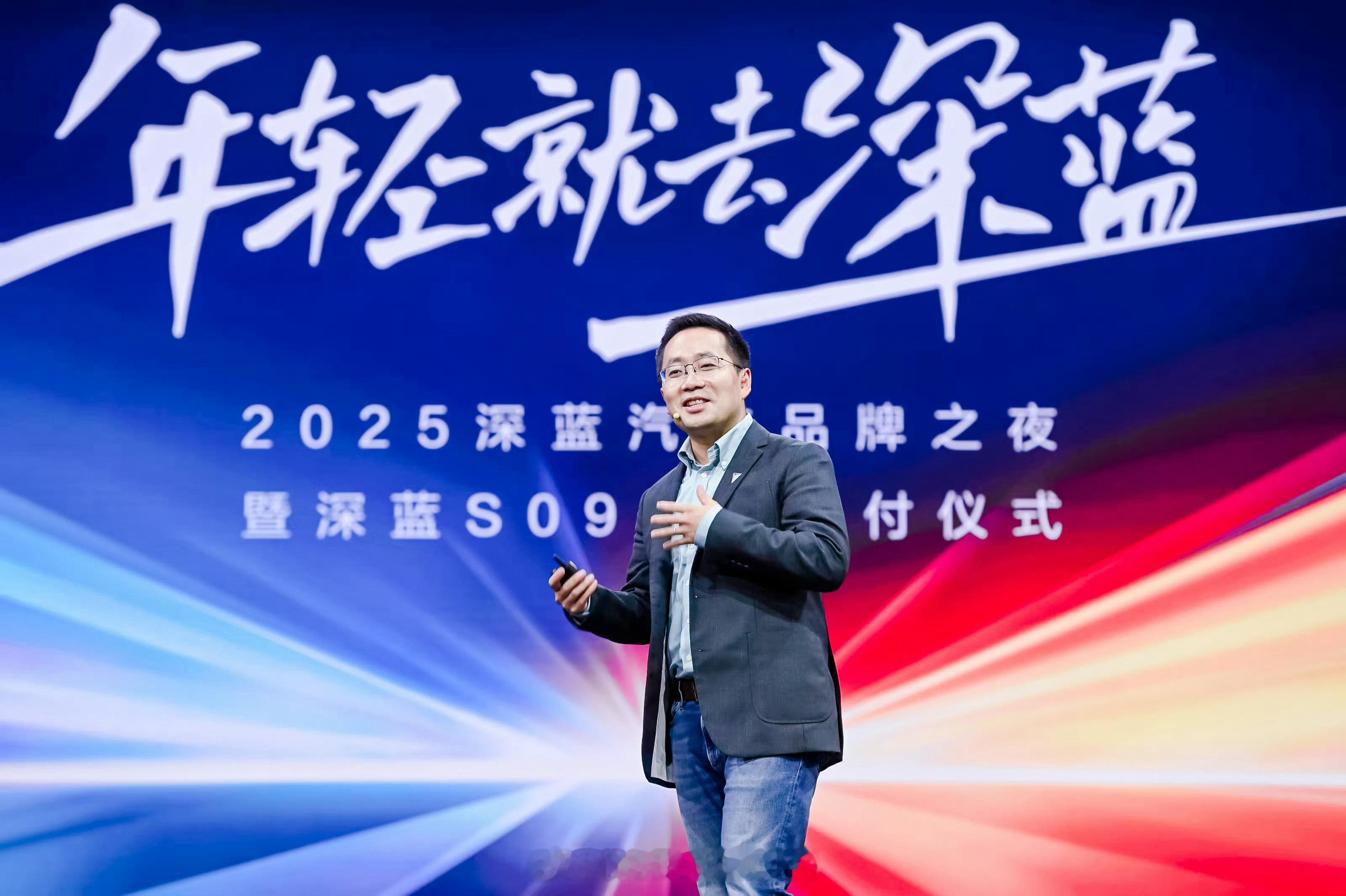 深蓝S09价格区间23.99万-30.99万元。搭载华为乾崑智驾ADS 3.3和