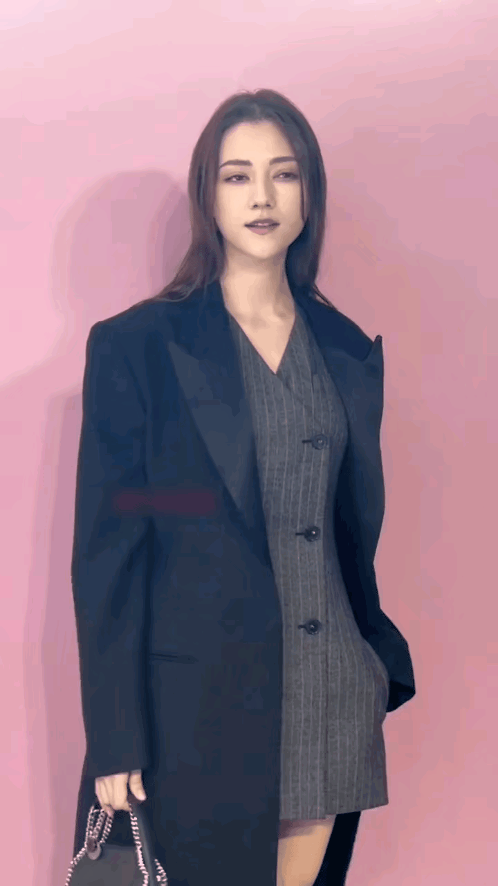 #娱评大赏#新版妲己娜然越看越顺眼了！

近日娜然出席活动，黑色风衣搭配西装短裙