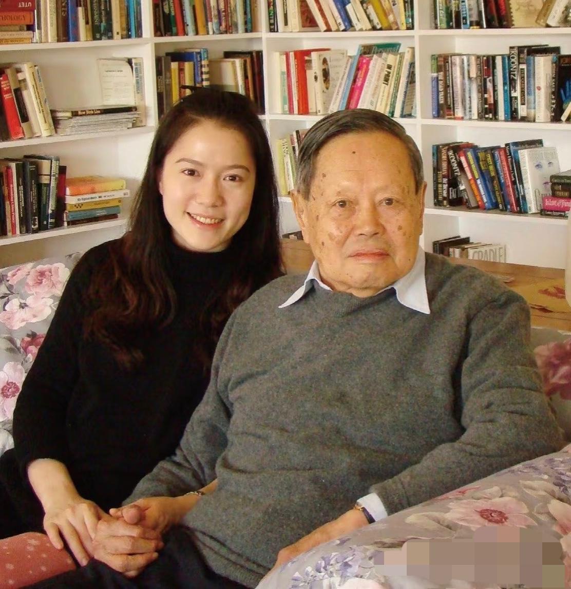 越来越理解了翁帆和杨振宁的爱情，
从翁帆的角度来说，
她从杨振宁那里得到的不止是