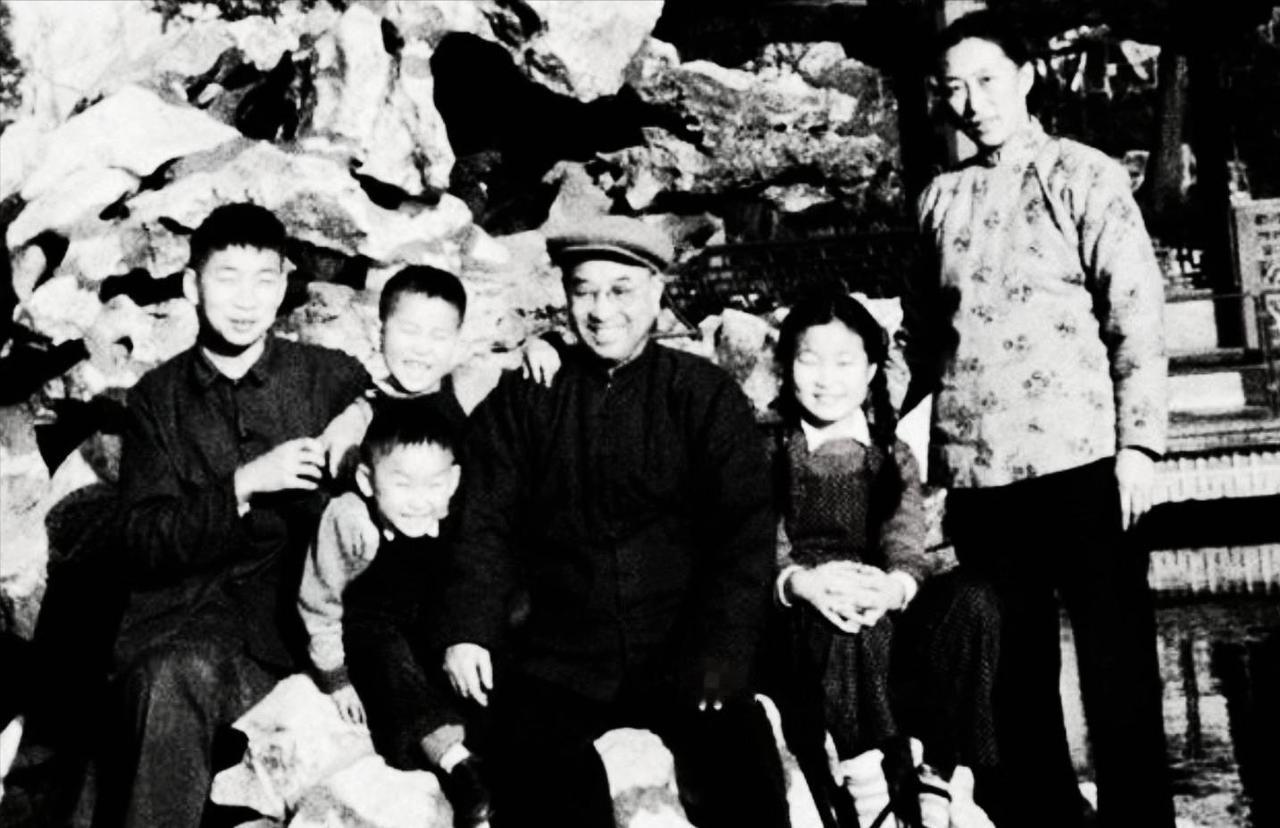 1958年，长春第一汽车厂的技术员陈知非请假，第一次带着未婚妻钱如琴回家探亲。一