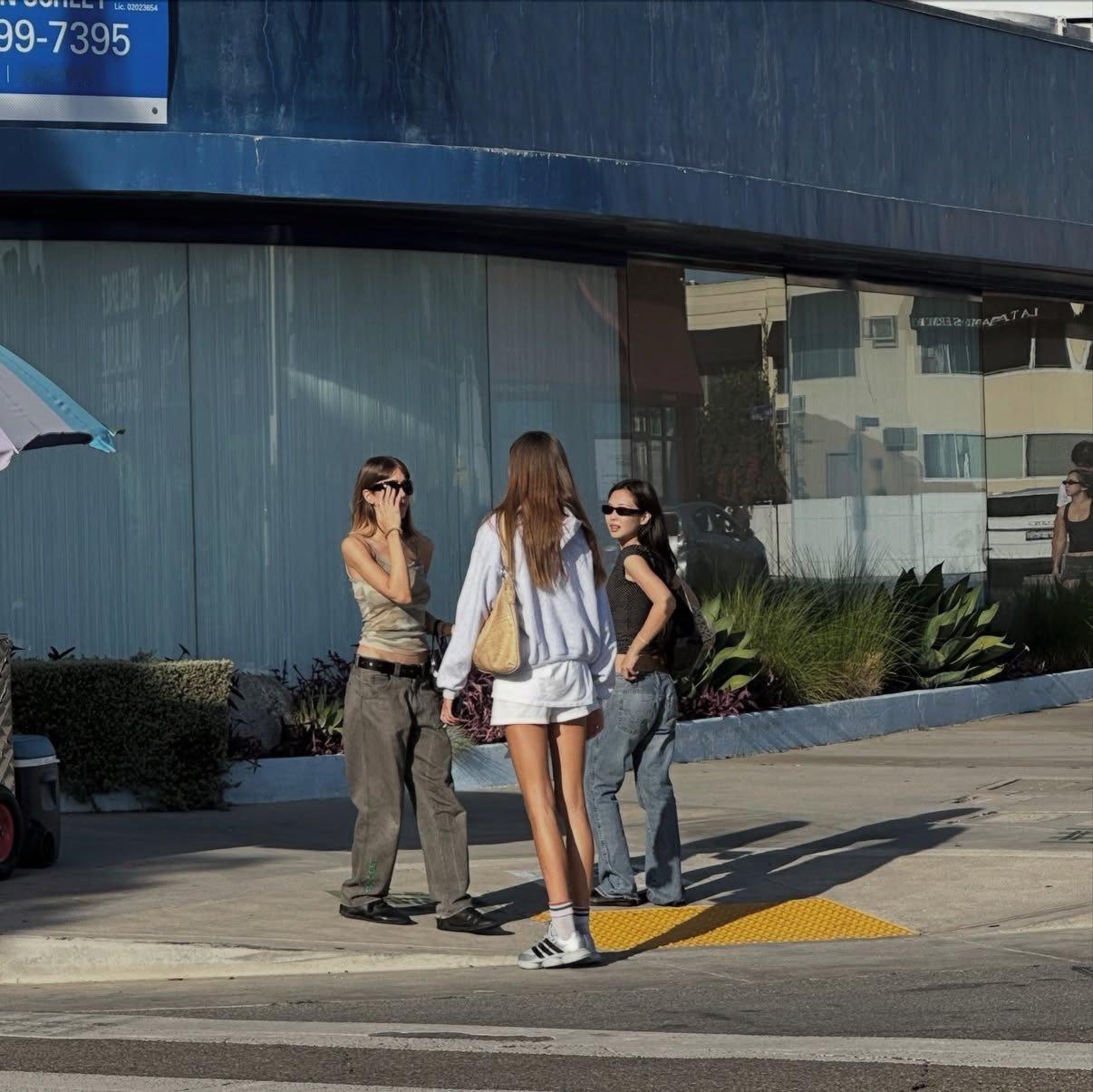 260419 Jennie LA路透😎Op：“她笑着说了声你好，然后就离开了，