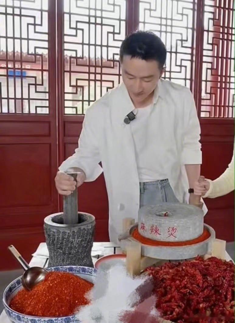 #黄轩回甘肃天水体验捣辣椒#  黄轩捣辣椒之后直接就是拿捏住了辣椒的制作精髓了，