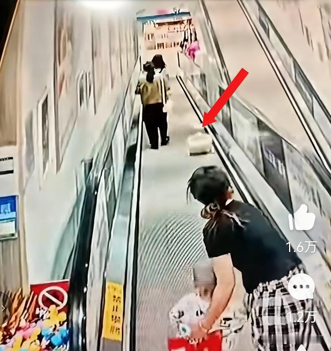这下要赔惨咯
超市监控画面显示，一名女子带着孩子下扶梯的时候，把玩具车顺手就放在