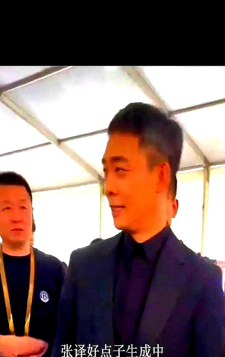 张译刚拿影帝，后台90度鞠躬，竟被王骁妈妈一把拽开，看都不看他。
 
你以为是耍