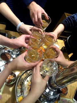 酒：一半成事，一半解忧，却也是藏在人性里的双刃剑
 
有人说，酒这东西，最是复杂