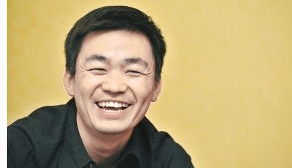 王宝强，这一夜太尴尬了！
 
第38届百花奖影帝颁给了易烊千玺，这事本身没什么，