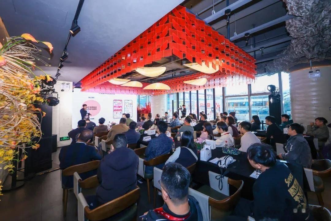 告别流量内卷！连锁品牌的下一个增长点，藏在鸿蒙的“负一屏”里