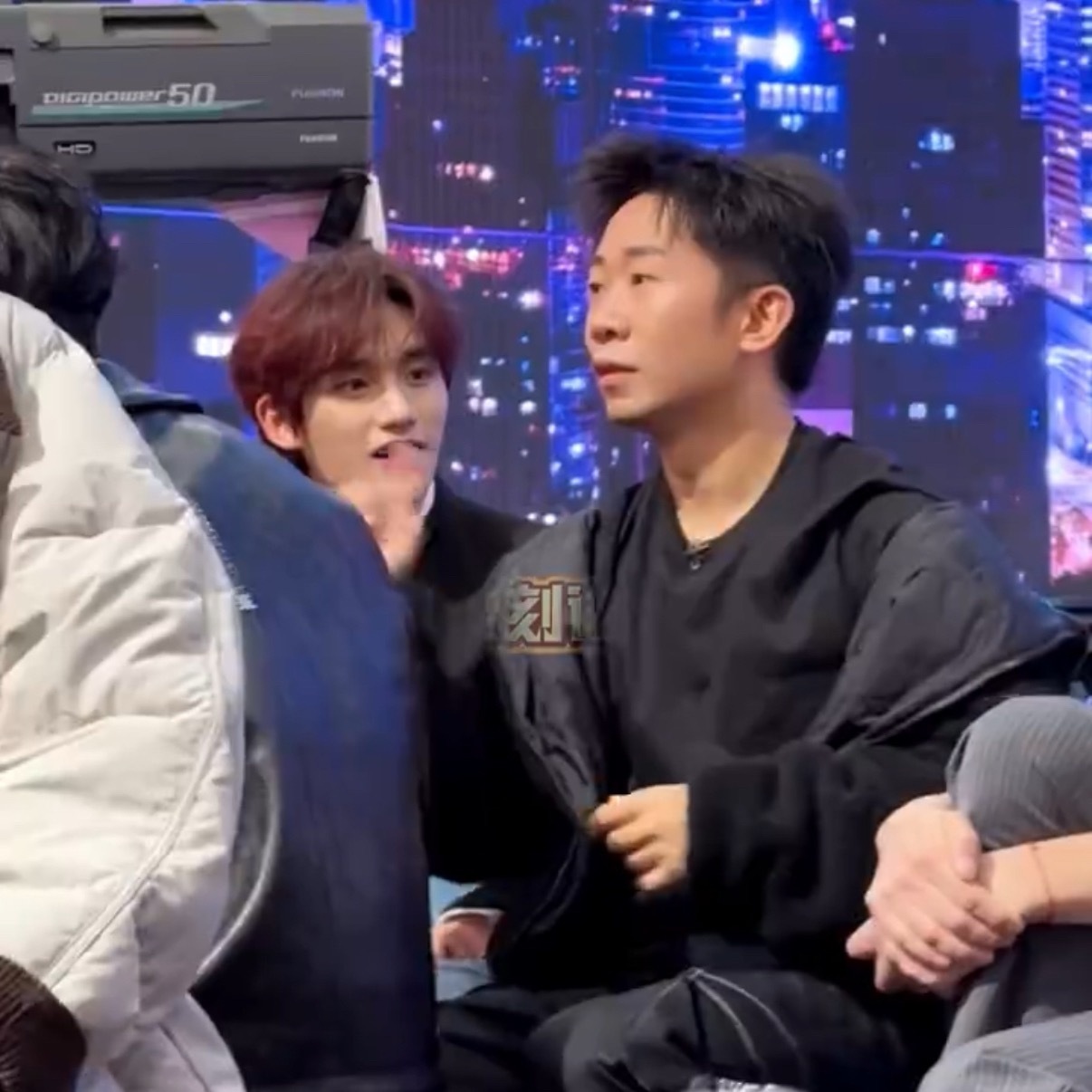 依赖摇是杨迪的舞蹈开关依赖摇是杨迪的舞蹈开关没错了，已经到条件反射听到前奏就会零