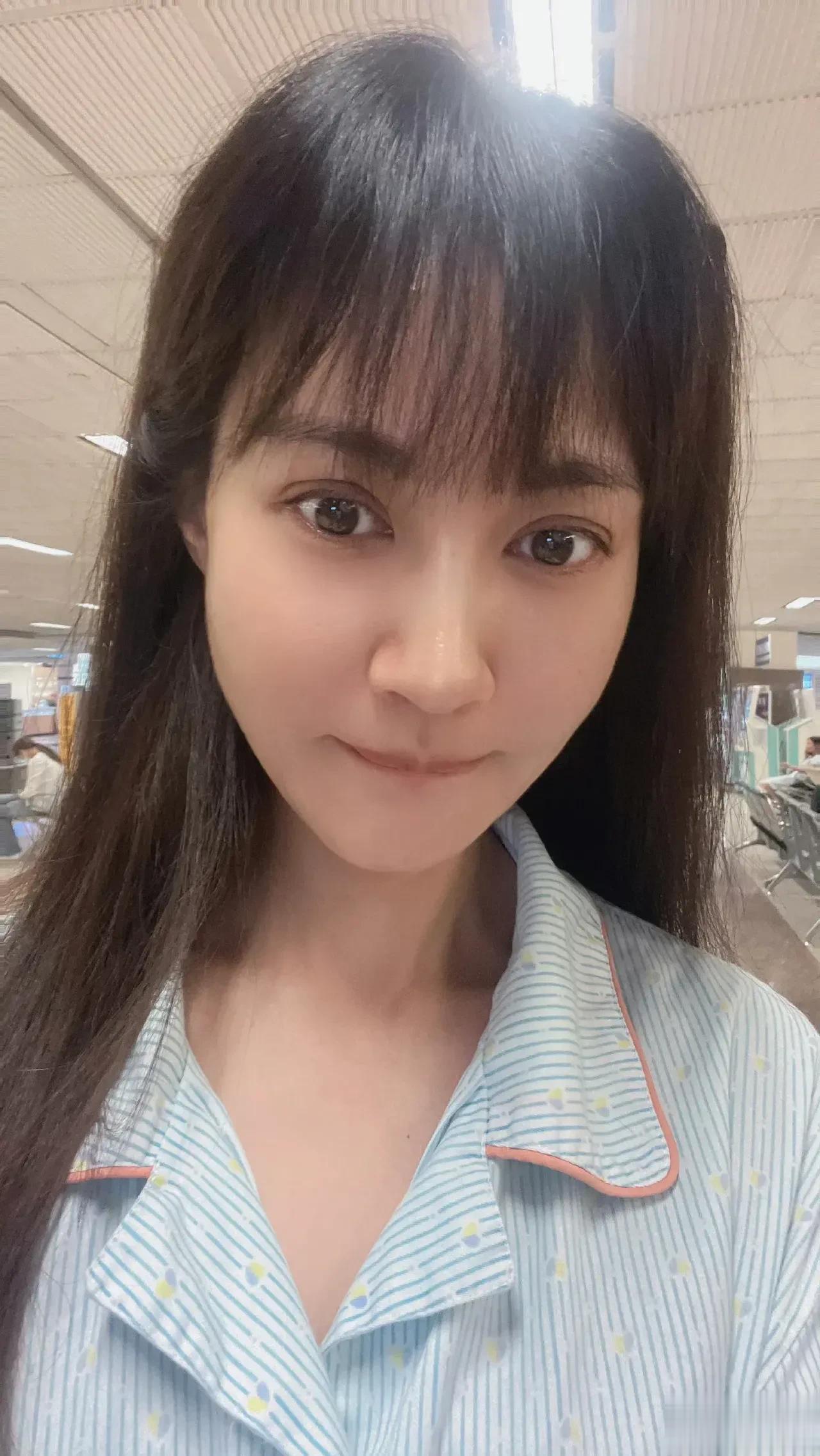 45岁女星杨雪，满脸憔悴，穿病号服，提醒网友注意身体健康，吓坏粉丝，姐姐怎么了？
