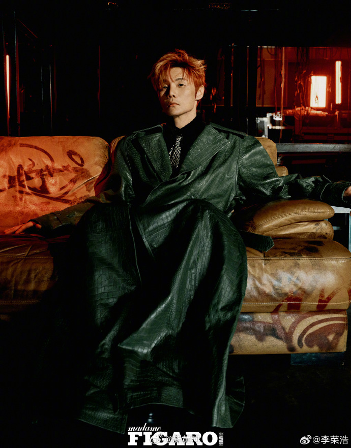 【#李荣浩指控单依纯侵权唱李白#】#李荣浩问单依纯是来报仇的吗#  29日，发文