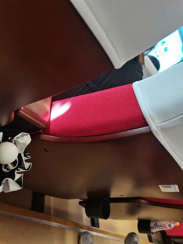近日江苏，女子坐火车途中与占座大妈发生口角，手腕被大妈咬伤后，肿痛多日未消退，“
