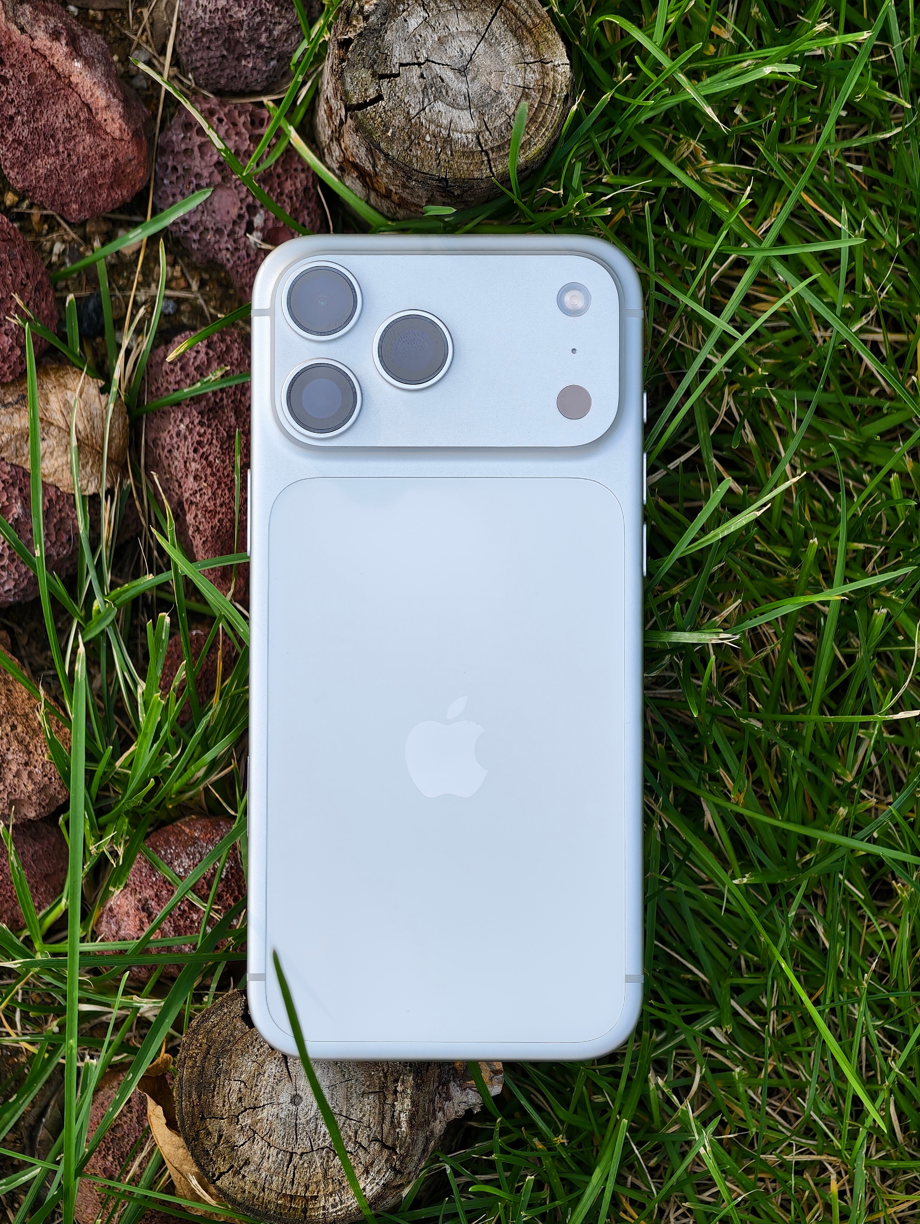iPhone 17 Pro 还是得买银色，今年没有黑色，所以白色是最不会出错那个