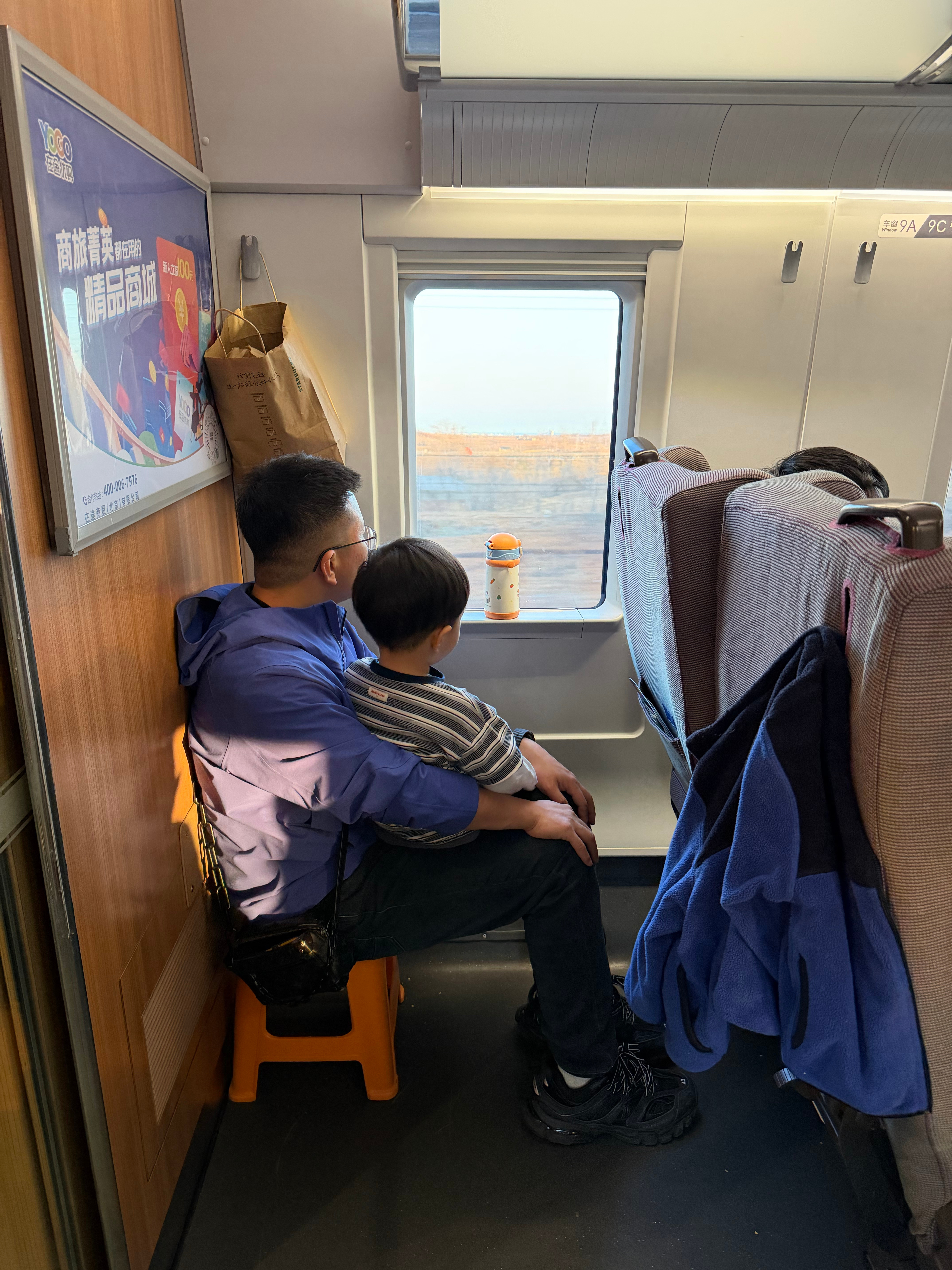 列车员借给我们一个小板凳铁路出行，都能让我回忆起很多过去！坐绿皮车的过去经历成长