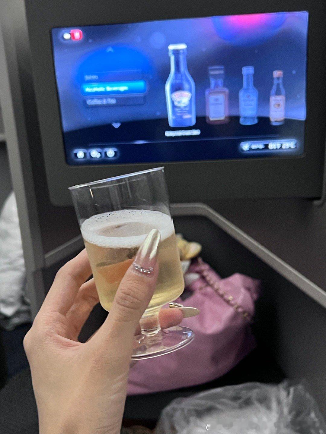 今天坐空中运奴船AA 每次坐AA都觉得空姐凶 今天开餐直接敲敲桌板暗示我 我直接