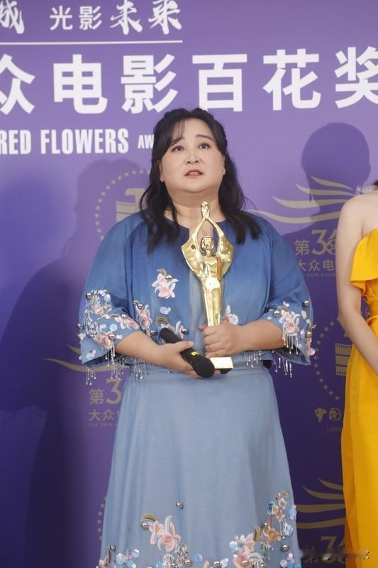 贾玲又搞大事情了！“贾玲出席米兰男装周 又瘦了”这个话题直接爆了，6亿阅读量可不