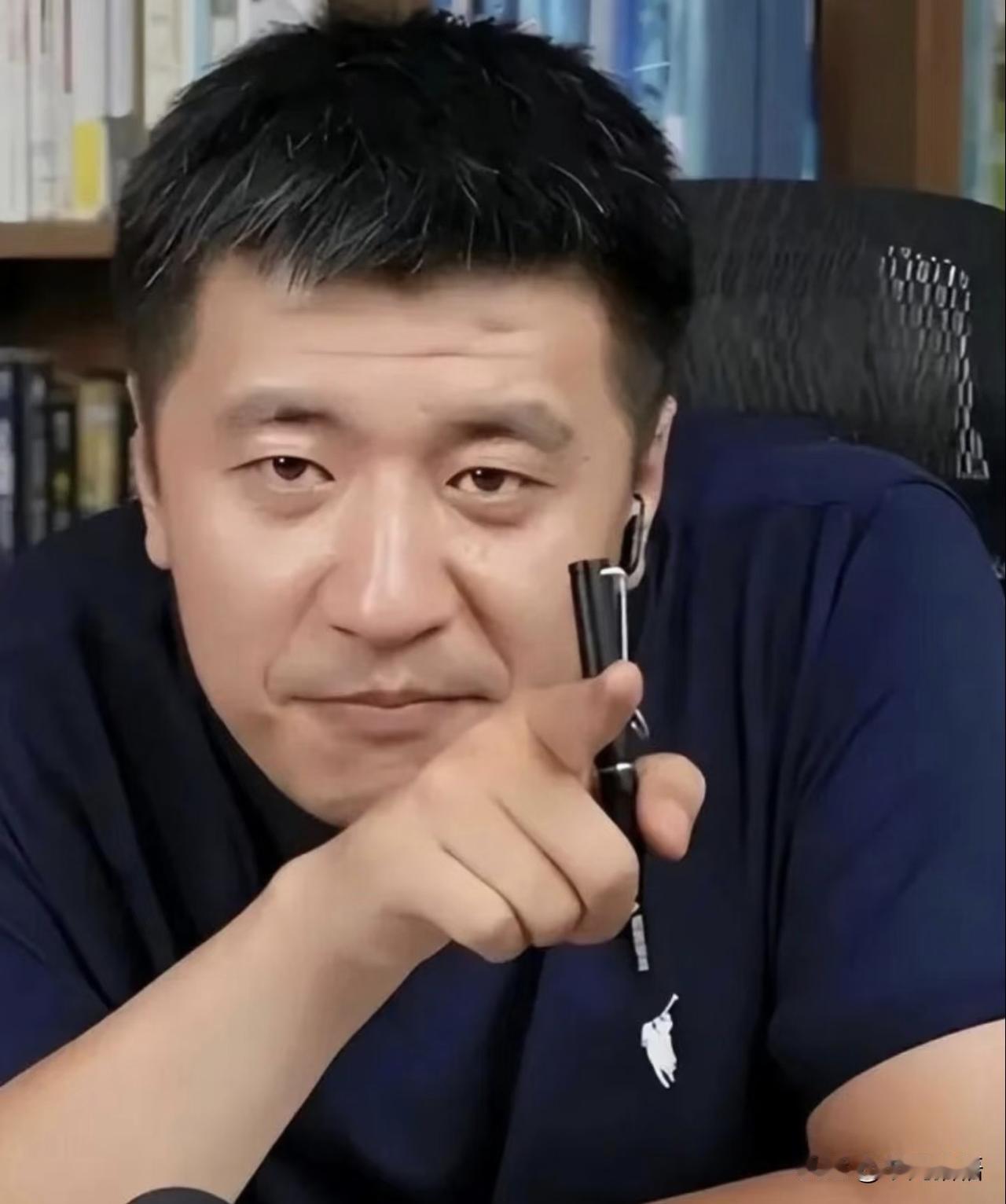 张雪峰有一次在直播里，讲着讲着忽然停下来，很认真地说：​咱们实话实说，人这辈子，