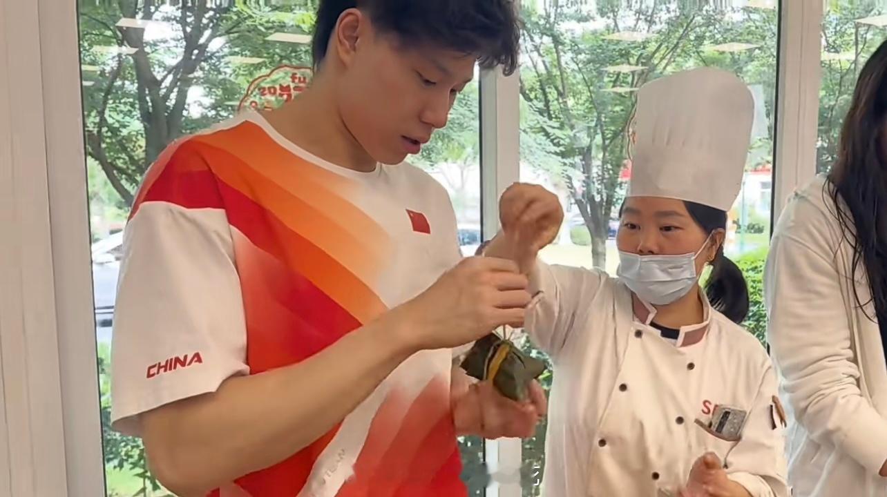 #中国游泳队[超话]##端午节# 包#粽子# 啦！#覃海洋[超话]##唐钱婷[超