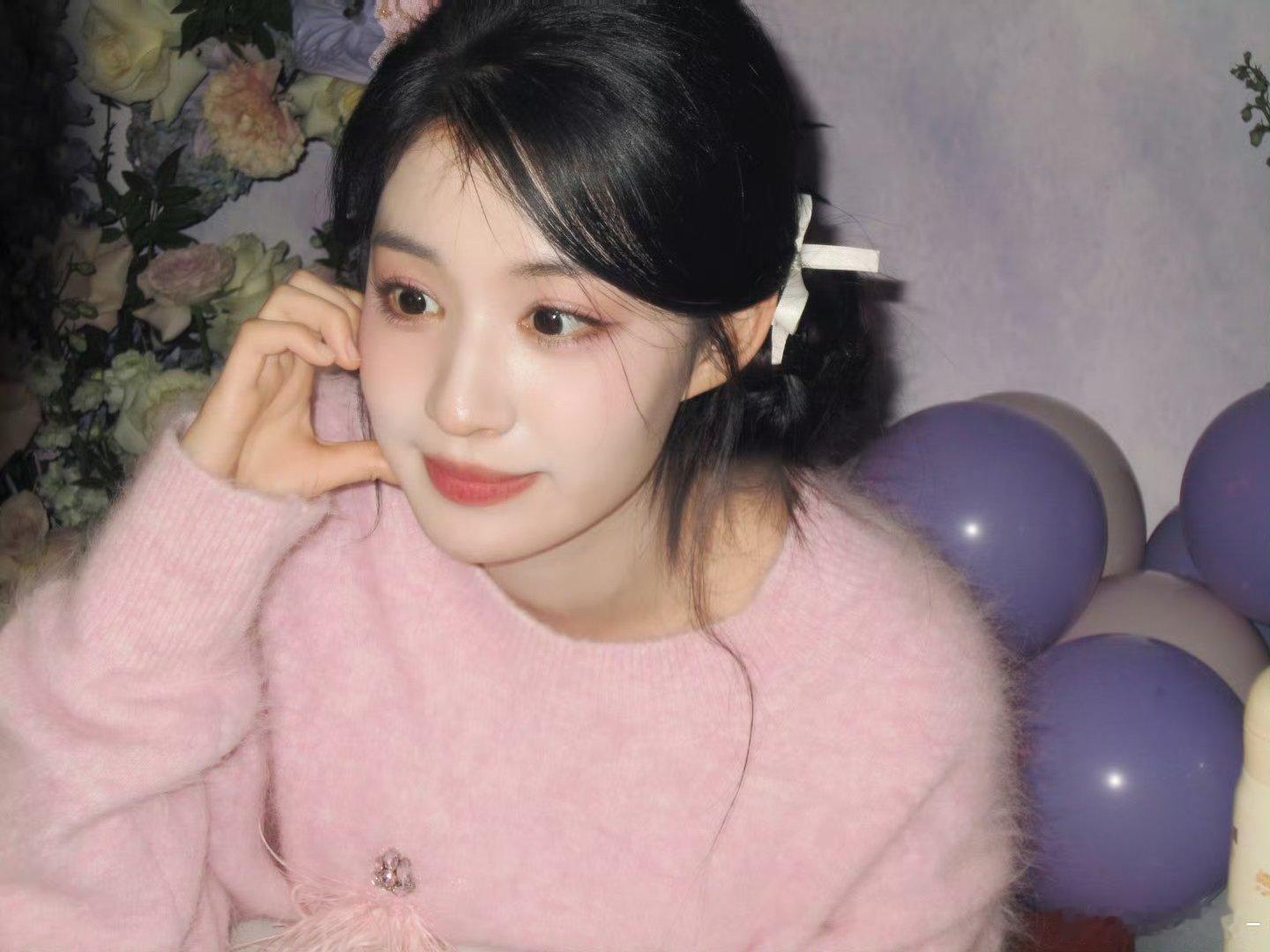 王楚然小年营业  王楚然嘟嘴比心  王楚然小年营业照，粉粉的水蜜桃，嘟嘴比心甜晕