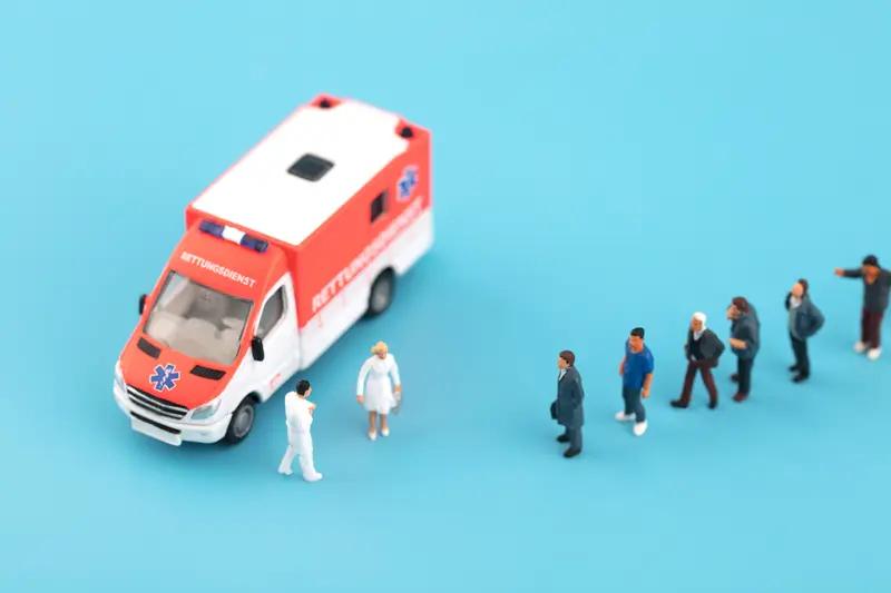 11月18日广东，男子妻子产后16天突然大出血，男子急忙叫救护车，120司机说找