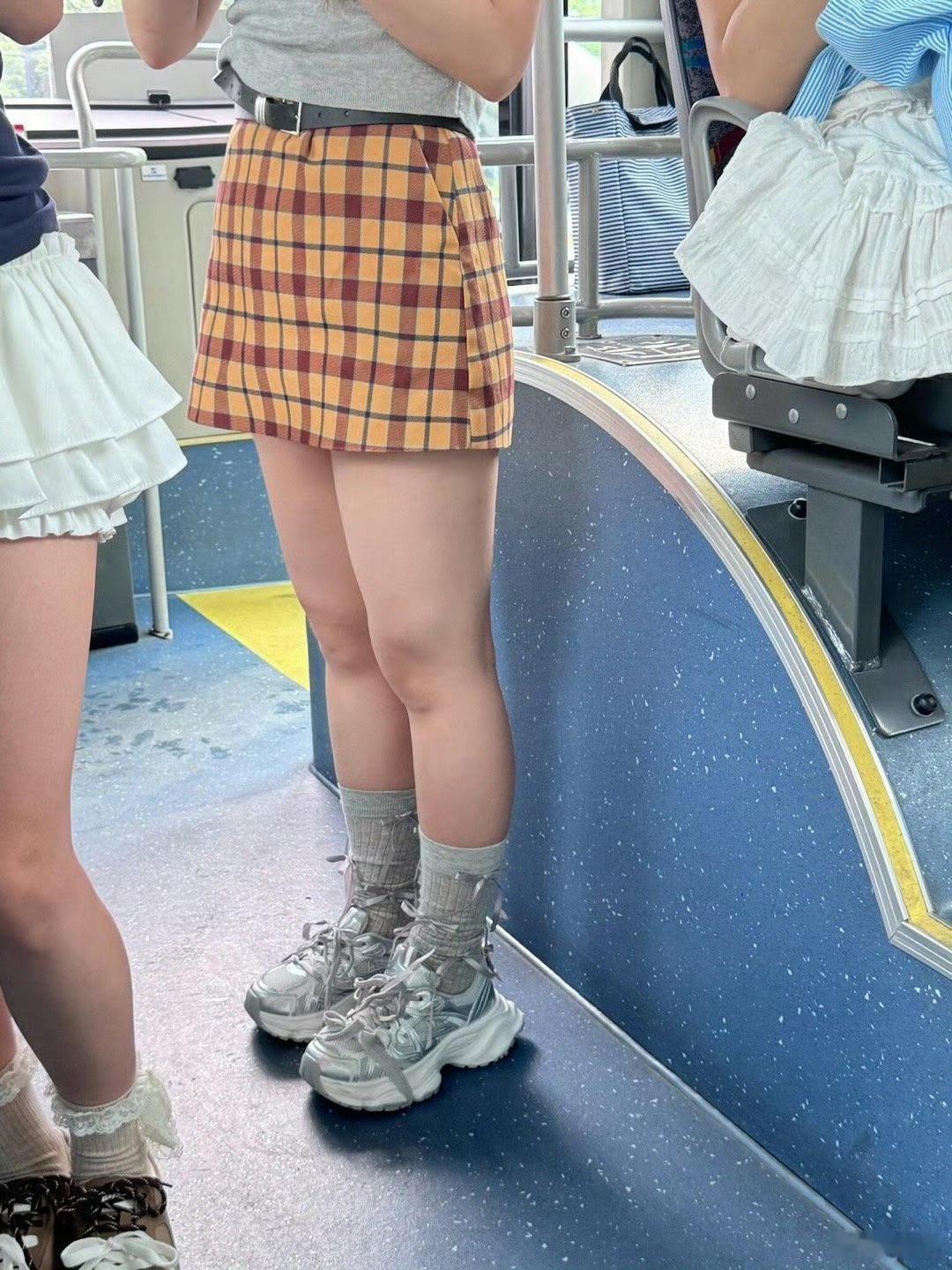 腿粗还是别露腿了吧…… 