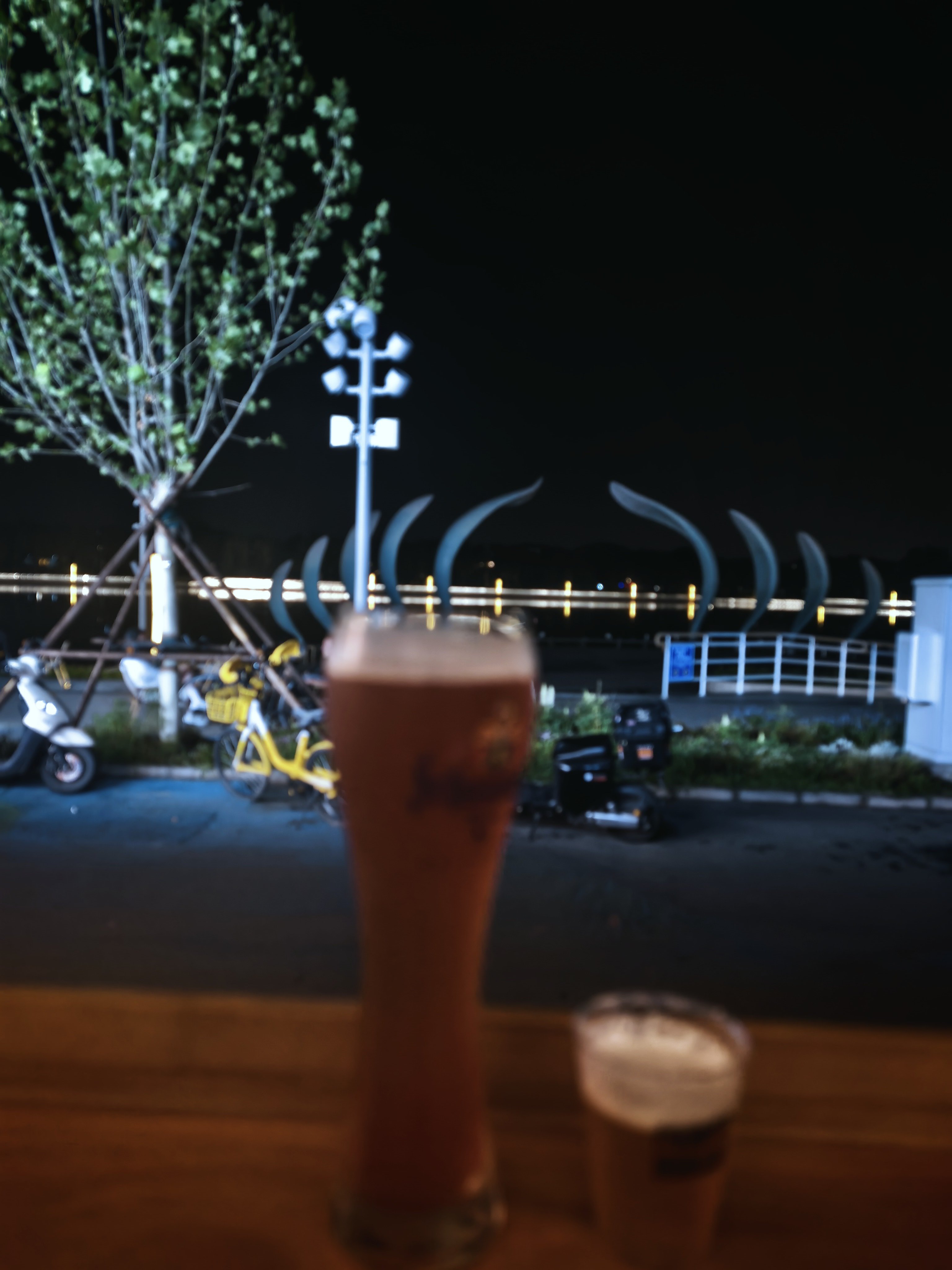 北京胡同里看世界杯的佛得角人一杯敬夜色，一杯敬自己！ 北京·罗马湖公园