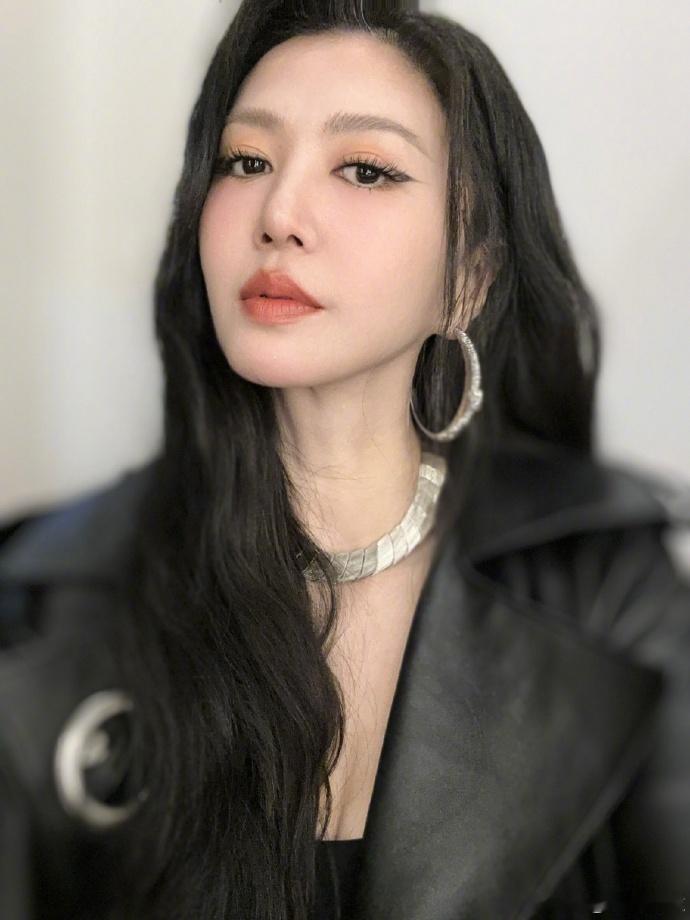 谭维维台上摇滚女王台下小品女王谭维维唱起歌来是摇滚女王，一说话就暴露了搞笑女本性